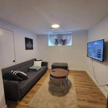 Pebbles' Cozy 2Bed Basement Suite - Near Downtown إيدمونتون المظهر الخارجي الصورة