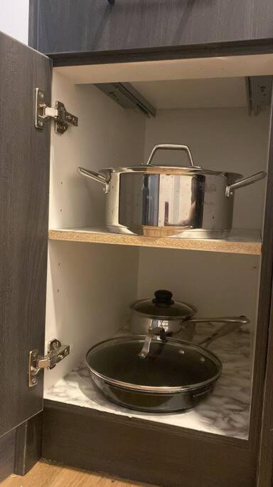Pebbles' Cozy 2Bed Basement Suite - Near Downtown إيدمونتون المظهر الخارجي الصورة