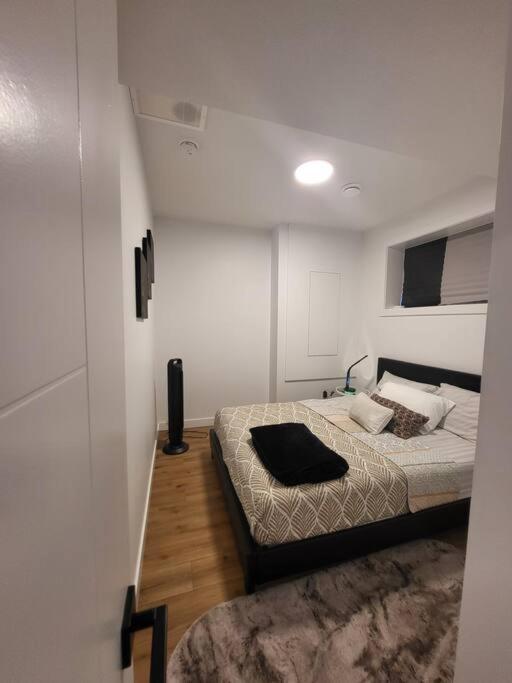 Pebbles' Cozy 2Bed Basement Suite - Near Downtown إيدمونتون المظهر الخارجي الصورة