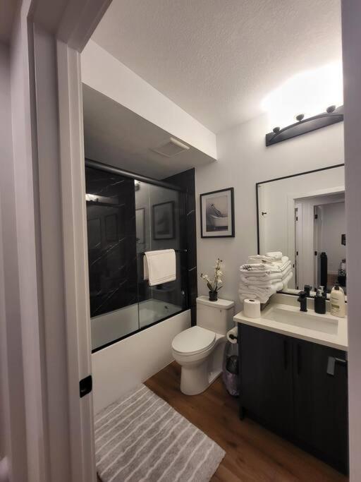 Pebbles' Cozy 2Bed Basement Suite - Near Downtown إيدمونتون المظهر الخارجي الصورة