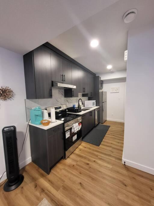 Pebbles' Cozy 2Bed Basement Suite - Near Downtown إيدمونتون المظهر الخارجي الصورة