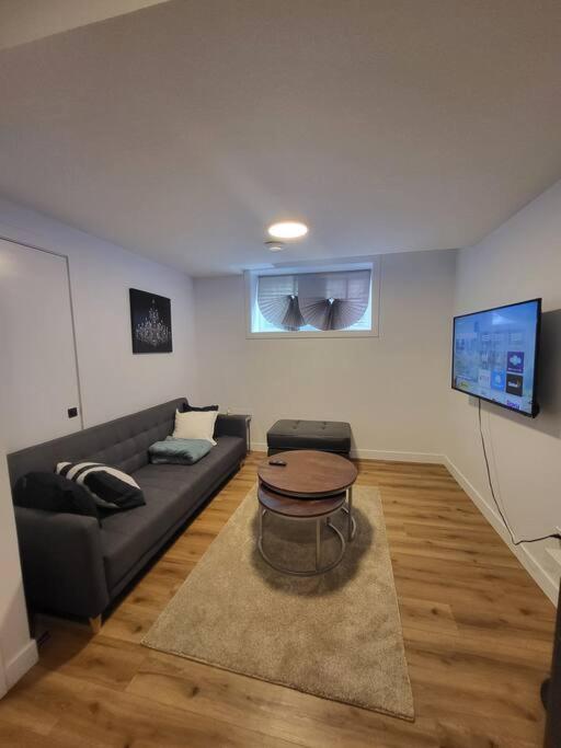 Pebbles' Cozy 2Bed Basement Suite - Near Downtown إيدمونتون المظهر الخارجي الصورة