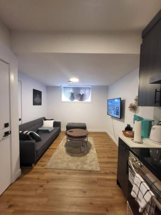 Pebbles' Cozy 2Bed Basement Suite - Near Downtown إيدمونتون المظهر الخارجي الصورة