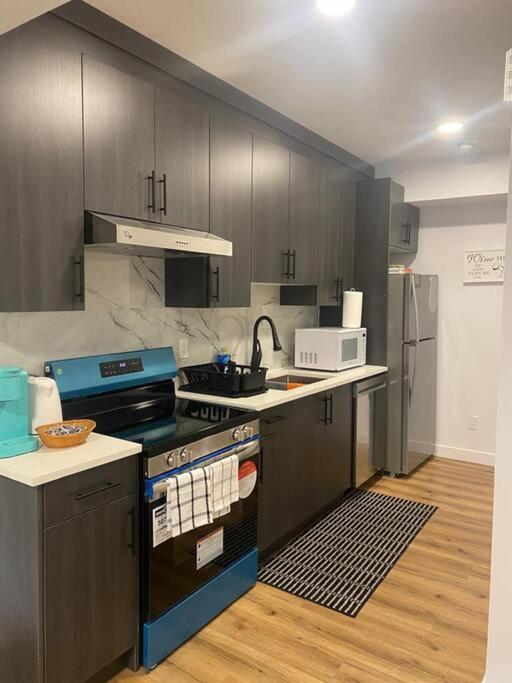 Pebbles' Cozy 2Bed Basement Suite - Near Downtown إيدمونتون المظهر الخارجي الصورة